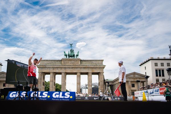 Leon Schwoebel (LG Rhein-Wied) beim Kugelstossen waehrend der deutschen Leichtathletik-Meisterschaften auf dem Pariser Platz am 24.06.2022 in Berlin